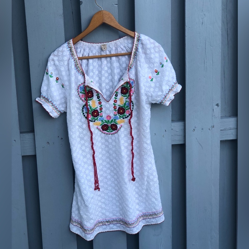 Farm Rio embroidered eyelid dress/top